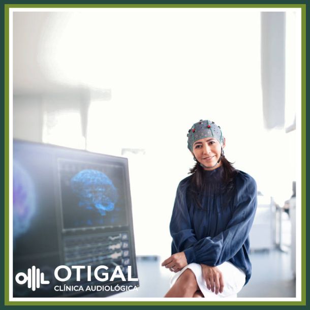 Mujer en prueba auditiva